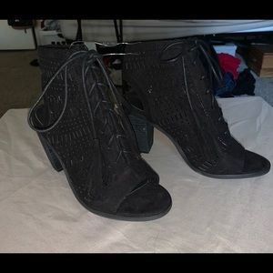 Lace up. No scratches. Good condition.